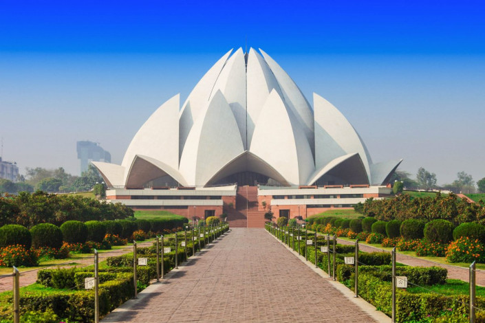 Der Lotustemepel in Neu Delhi ist von malerischen Gärten und Teichen umgeben, Indien