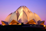 Der prachtvolle Lotustempel in Neu Delhi, Indien, wurde seit seiner Eröffnung am 1. Jänner 1987 mit unzähligen Preisen geehrt - © suronin / Shutterstock