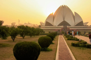 Die Architektur des Lotustempels in Neu Delhi ist der Nationalblume Indiens nachempfunden