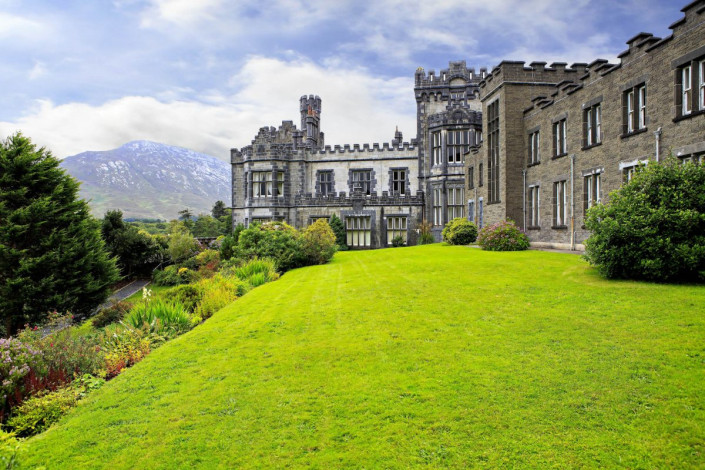 Das märchenhafte Schloss der Kylemore Abbey wurde 1870 vom einflussreichen Kaufmann und Politiker Mitchell Henry und seiner Gattin Margaret errichtet, Irland