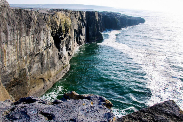 Der Zahn der Zeit macht jedoch auch vor den Cliffs of Moher nicht halt und die Erosion knabbert unaufhörlich an den steilen Felsklippen, Irland