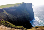 Die Cliffs of Moher liegen an der Südwestküste Irlands in der Grafschaft Clare und gehören zu den berühmtesten Sehenswürdigkeiten des Landes - © flog / franks-travelbox
