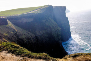 Die Cliffs of Moher liegen an der Südwestküste Irlands in der Grafschaft Clare und gehören zu den berühmtesten Sehenswürdigkeiten des Landes