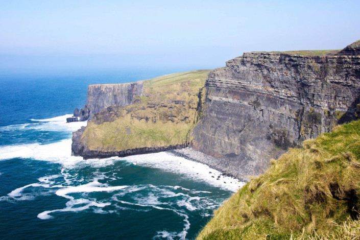 Die eindrucksvollen Cliffs of Moher erstrecken sich über eine Länge von mehr als acht Kilometern und ragen an den meisten Stellen senkrecht aus dem Atlantik, Irland