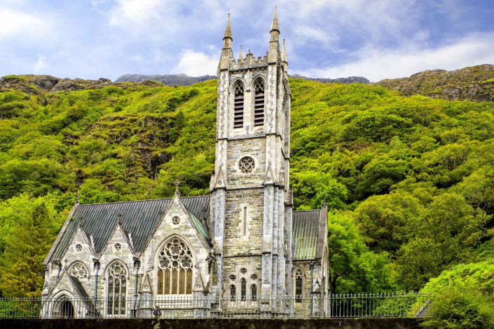 Engelsfiguren als Wasserspeier und Stützpfeiler aus Connemara-Marmor verleihen der Kylemore Abbey eine ehrwürdige Atmosphäre, Irland
