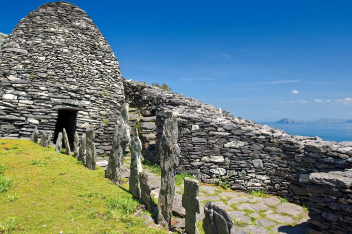Im Jahr 588 errichteten Mönche auf Skellig Michael in Irland die ersten Gebetsräume des Klosters und eine Kapelle, Irland