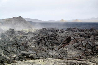 Boden-Temperaturen von bis zu 200 Grad sorgen in Hverarönð, Island, für verbranntes Gestein, das wie Grillkohle unter den Füßen knirscht