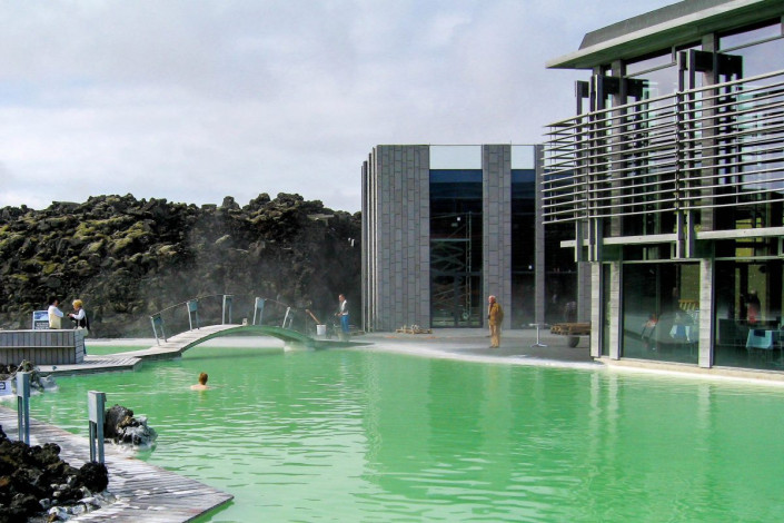 Das heutige Bad der Blauen Lagune war in dieser Form nie so geplant, sondern entstand als „Nebenprodukt" des benachbarten Geothermalkraftwerks Svartsengi, Island