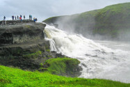 Der „goldene Wasserfall" Gullfoss in Island erhielt seine Bezeichnung durch die golden schimmernden Reflexionen der Abendsonne auf dem milchigen Gletscherwasser - © FRASHO / franks-travelbox