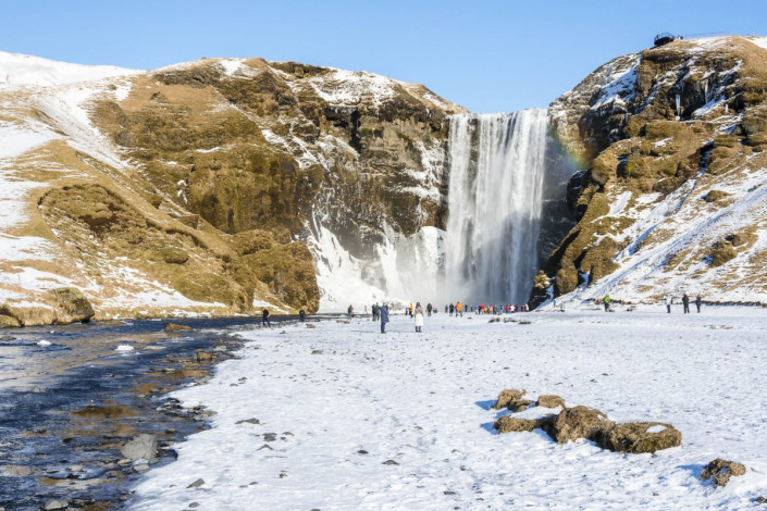 Der Skógafoss im Süden von Island bietet auch im Winter einen faszinierenden Anblick