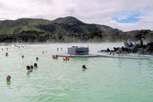 Die 5.000m2 große Blaue Lagune von Island ist bei einer ständigen Wassertemperatur von knapp 40 Grad das ganze Jahr über geöffnet