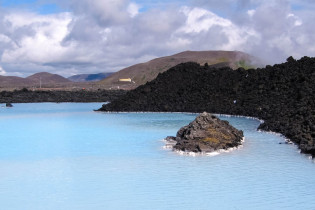 Die Blaue Lagune umgeben von Lavafelsen, Island