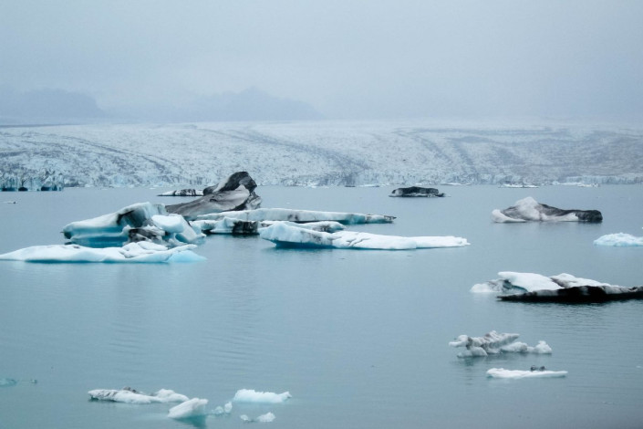 Die Stille am Gletschersee Jökulsárlón wird nur ab und zu vom schrillen Kreischen der Möwen durchbrochen, die über den See fliegen, Island