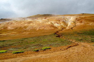 Vegetationsloses, vom Schwefel gefärbtes Gestein zeugt von der vulkanischen Aktivität, die im Gebiet Hverarönð in Island herrscht