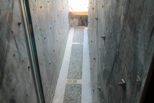 Während der Fahrt mit dem Lift zur Festung exilles kann man durch eine Glasfront nach unten schauen, Italien