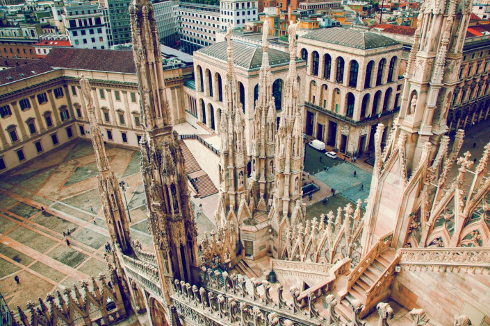 Blick vom Dach des Mailänder Doms auf die meisterhaften Steinmetzarbeiten, Italien