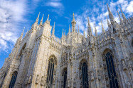 Der gewaltige Mailänder Dom, „Duomo di Milano" in der Landessprache, ist flächenmäßig die drittgrößte Kirche der Welt, Italien - © Alexey Arkhipov / Shutterstock