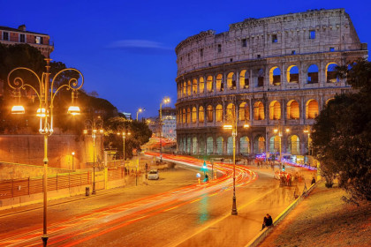 Das gigantische Kolosseum in Rom, Italien, wurde 80 nach Christus mit einem 100 Tage dauernden Fest eingeweiht