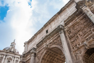 Die Fassade des Triumphbogens des Septimus Severus am Forum Romanum ist über und über mit Inschriften geschmückt, Italien