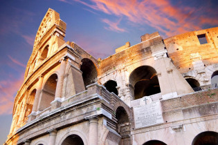 Die vier Stockwerke des Kolosseums in Rom waren einst prächtig verziert und der gesamte Zuschauerraum mit kostbarem Marmor verkleidet, Italien