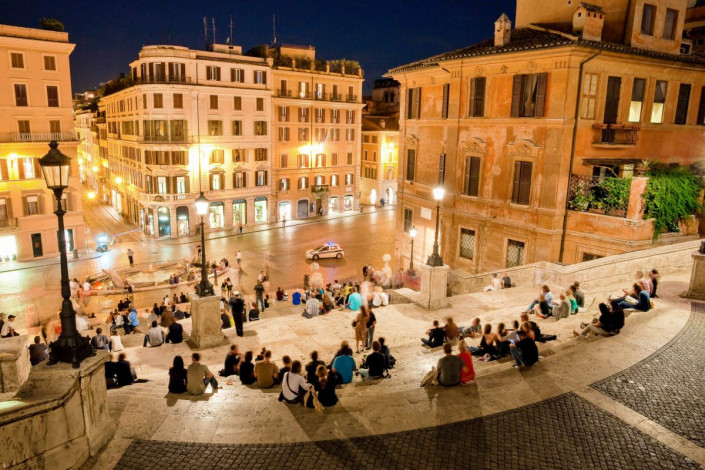 Nächtlicher Blick von der Spanischen Treppe auf die Piazza di Spagna, Rom, Italien