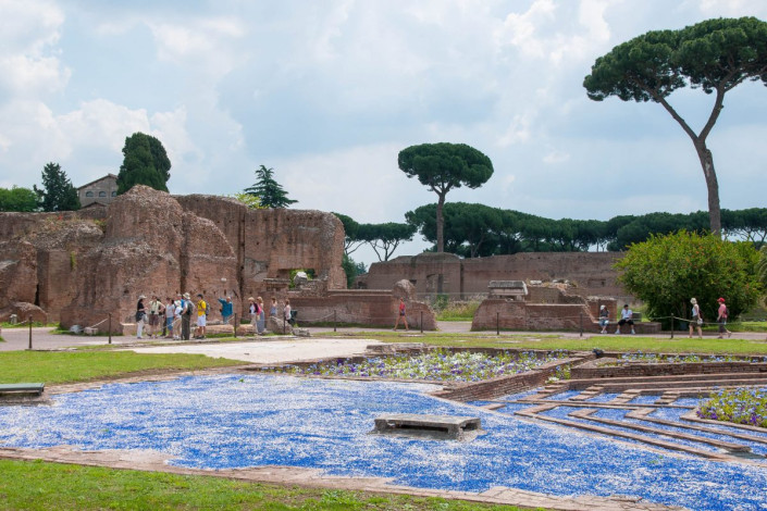Wendet man sich am Forum Romanum nach Süden auf den Hügel hinauf, spaziert man durch ein riesiges Areal aus antiken römischen Villen und Wohnhäusern, Italien