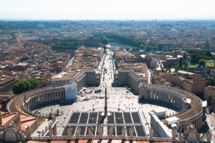 Atemberaubender Blick von der Kuppel des Petersdom über den Petersplatz und Rom, Vatikan