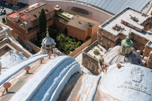 Blick von der Aussichtsplattform der Kuppel des Petersdom in die Tiefe, Rom, Vatikan
