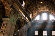 Die mit Mosaiken und Fresken kunstvoll verzierten Wände und Portale im Petersdom vermitteln ein beeindruckendes Bild von Macht und Reichtum, Rom, Vatikan - © James Camel / franks-travelbox