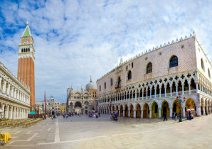 Der Markusplatz in Venedig, Italien mit der Markuskirche, dem rostroten Campanile und dem Dogenpalast