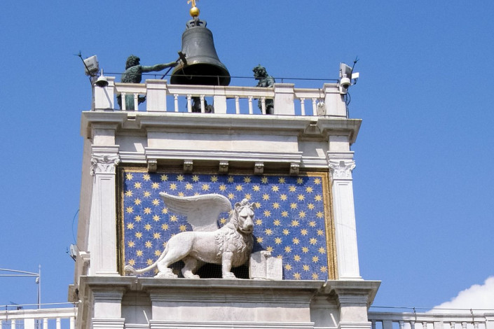 Der Uhrenturm mit dem geflügelten Markuslöwen am Markusplatz in Venedig, Italien