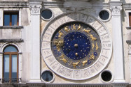 Der Uhrenturm mit seiner spektakulären astronomischen Uhr am Markusplatz in Venedig, Italien - © C. Weinfurtner / Shutterstock