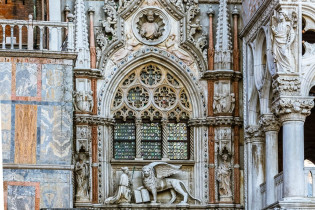 Detail des Porta della Carta (des Westeingangs zum Dogenpalast) am Markusplatz in Venedig, Italien