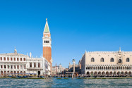 Die Markuskirche mit dem berühmten Glockenturm "Campanile" am Markusplatz in Venedig vom Canale Grand aus gesehen, Italien - © pio3 / Shutterstock