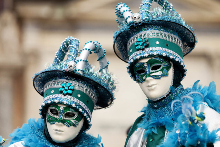 Die typischen Masken des Karnevals von Venedig, Italien, kommen in vielen europäischen Haushalten auch als Deko-Artikel zum Einsatz