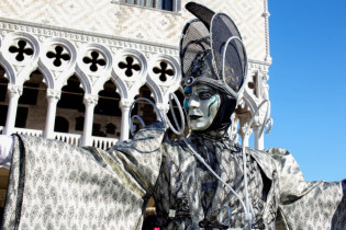 Jedes Jahr verwandelt sich der berühmte Markusplatz beim historischen Karneval von Venedig in einen schillernden Zaubergarten, Italien