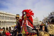 Sobald am Karneval von Venedig eine neue Maske auftaucht, ist sie sofort von Fotografen umringt, Italien - © Kizel Cotiw-an / Shutterstock