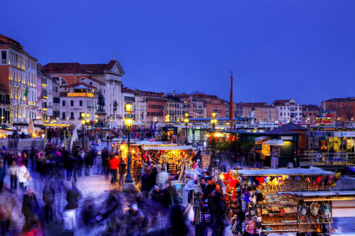 Überblick über die zahlreichen Stände beim Karneval von Venedig, Italien