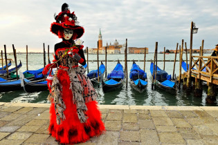 Unter der Woche sind beim Karneval von Venedig in Italien die ersten Kostümierten meist ab Mittag anzutreffen