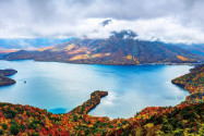 Eine Umrundung des Chuzenji-Sees an der 22km langen Küstenlinie entlang bietet fantastische Eindrücke des Nikko-Nationalparks in Japan - © SeanPavonePhoto/Shutterstock