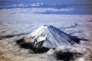 Luftaufnahme des winterlichen Mount Fuji auf Japans Hauptinsel Honshū