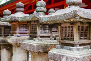 Traditionelle Steinlaternen am Tosho-gu-Schrein im Nikko-Nationalpark, Japan