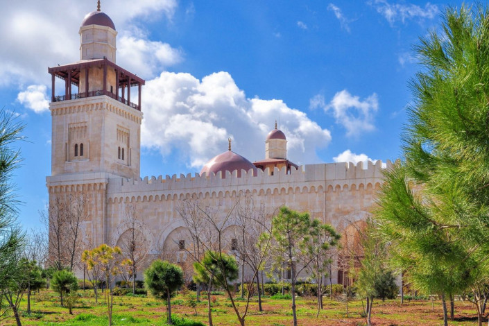 Die König-Hussein-Bin-Talal-Moschee liegt auf ihrem Hügel gut 1.000 Meter über dem Meeresspiegel und thront unübersehbar über Amman, Jordanien