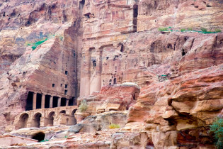 Außerhalb der eigentlichen Stadt befindet sich der eindrucksvolle Felsentempel ad-Deir, der über 800 aus dem Fels geschlagene Stufen erreicht werden kann, Jordanien