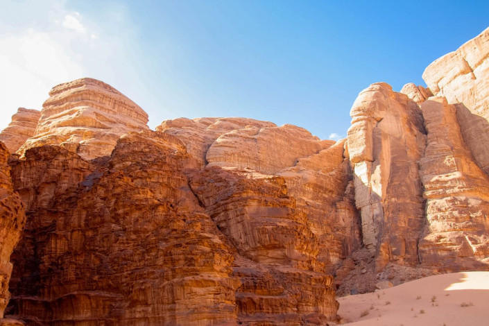 Das Wadi Rum ist durchsetzt von bizarren Felsformationen und schroffen Bergflanken, Jordanien