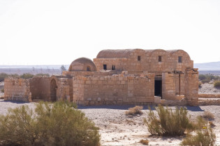 Das Wüstenschloss Qusayr' Amra ist eines der besterhaltenen Umayyaden-Schlösser in Jordanien und liegt etwa 85km von Jordaniens Hauptstadt Amman entfernt