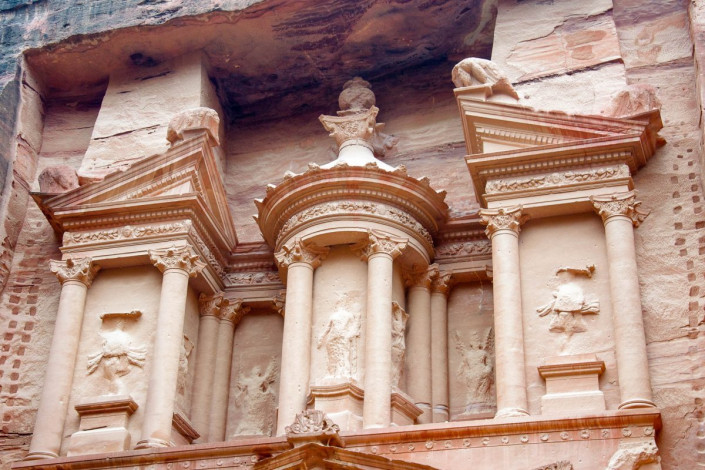 Die gewaltige Felsenstadt Petra ist eine der spektakulärsten Sehenswürdigkeiten Jordaniens