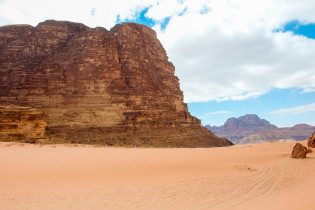 Im Osten von Aqaba zieht sich die gewaltige Schlucht des Wadi Rum durch die rotbraune Wüstenlandschaft Jordaniens