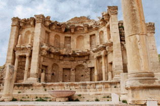 Das den Wassernymphen geweihte Nymphäum stammt aus dem 2. Jahrhundert nach Christus und zählt zu den schönsten und besterhaltenen Gebäuden von Gerasa