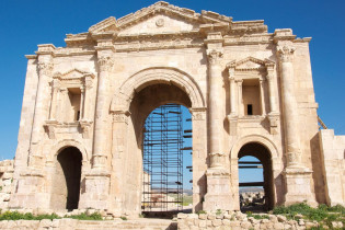 Der 21 Meter hohe und 25 Meter breite Triumphbogen von Gerasa wurde zu Ehren des römischen Kaisers Hadrian errichtet, Jordanien